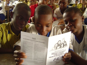 Unge for menneskerettigheter leverer publikasjoner og materialer til gruppe-utdannelsesaktiviteter.
